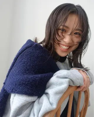 ミディアム カラー 💓パーマ，💗 レイヤーカットのヘアスタイル