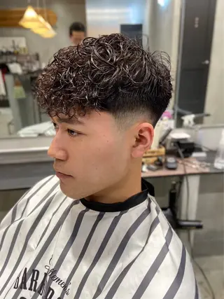 ショート ⚡メンズパーマフ ェードカットTomyのヘアスタイル