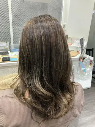 セミロング カラー ミルクティー量産💙 💙ブリーチ特化💙のヘアスタイル