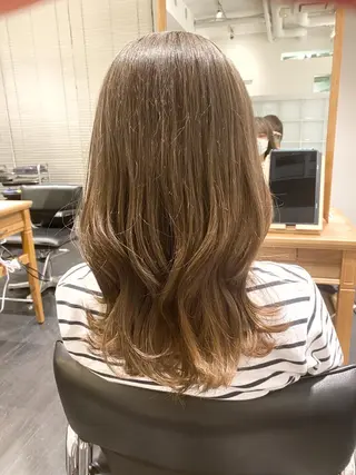 ミディアム カラー shiori ﾍﾞｰｼﾞｭｶﾗｰのヘアスタイル