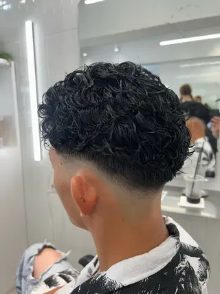 パーマ メンズ フェード・メッシュ ハイトーン/fumaのヘアスタイル