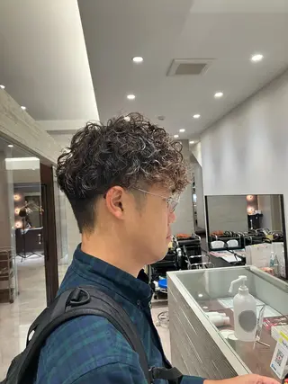 ショート パーマ サキ🤍ハイトーン 🩰くびれ巻きヘアのヘアスタイル