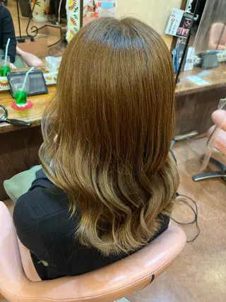 セミロング カラー 吉村 初菜のヘアスタイル