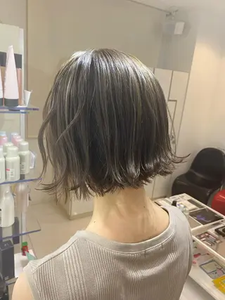 ショート カラー 韓国🇰🇷レイヤー カットオリーブカラーのヘアスタイル