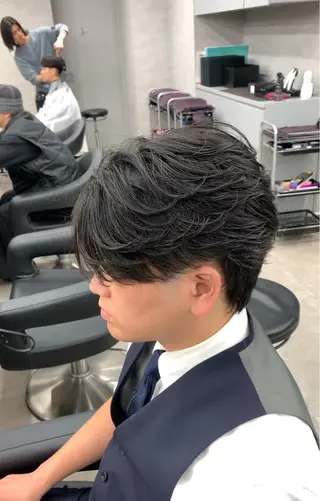 ミディアム パーマ ヘアアレンジ メンズ 🔥ニュアンス フェザー小林海斗🔥のヘアスタイル