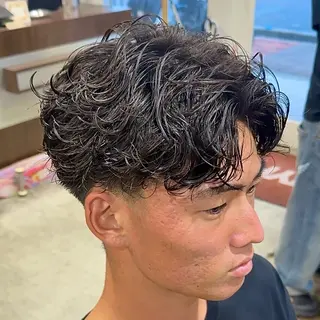 パーマ メンズ スペインカール/セン ターパート/RYUのヘアスタイル