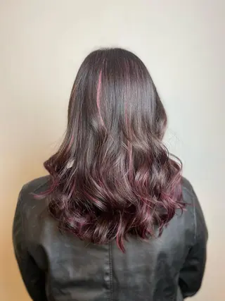 ミディアム カラー ハラ ルイスのヘアスタイル