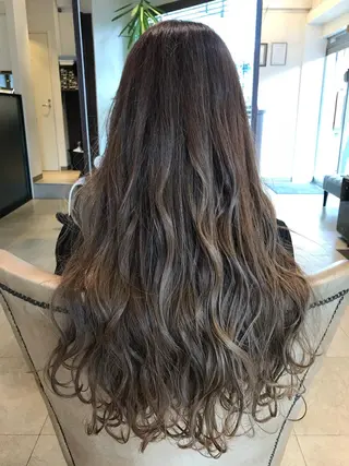 ロング カラー newi saLyu 片岡ふきのヘアスタイル