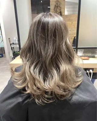 ロング カラー 白髪ぼかしハイライト バレイヤージュヤマトのヘアスタイル