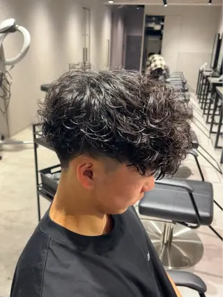 ショート カラー パーマ メンズ 【シャドウパーマ センターパート】義心のヘアスタイル