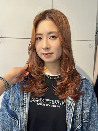 ロング カラー ﾚｲﾔｰ/ﾊｲﾄｰﾝ WAKANAのヘアスタイル