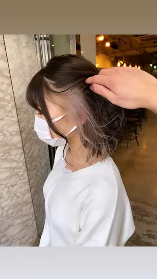 セミロング カラー ヘアアレンジ 🌟小顔レイヤー× 赤み消し透明感カラーのヘアスタイル