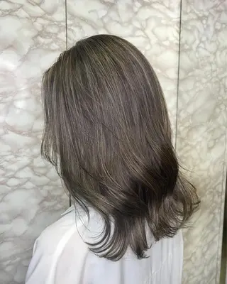 ミディアム カラー 🌟小顔レイヤー× 赤み消し透明感カラーのヘアスタイル