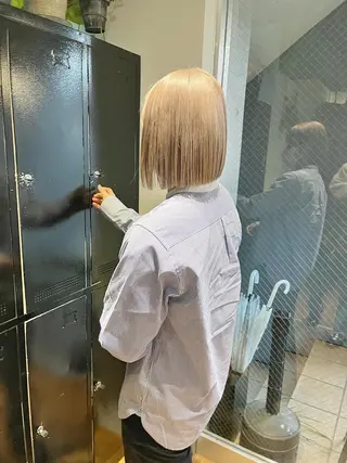 ショート カラー ミルクティーベージュ ブリーチ 店長 清水のヘアスタイル