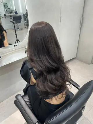 ロング ハイトーン デザインカラーのヘアスタイル