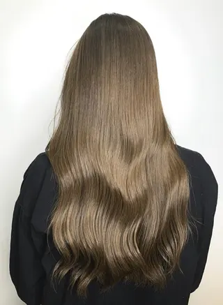 ロング カラー ヘアアレンジ 🌟小顔レイヤー× 赤み消し透明感カラーのヘアスタイル