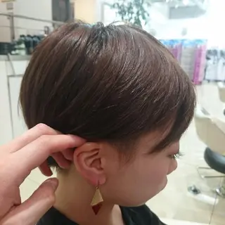 ショート カラー 岩出 俊のヘアスタイル