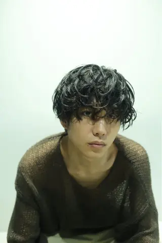 ミディアム パーマ メンズ ナチュラルカラー ブリーチなし　あんりのヘアスタイル