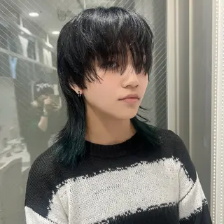 ミディアム ウルフカット/ ハイトーン/作山葵のヘアスタイル