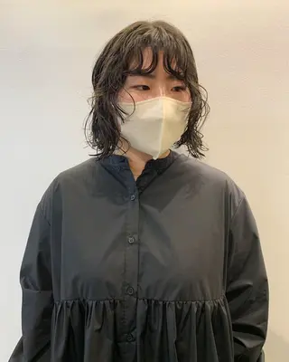 ミディアム パーマ SAKINO. ベージュカラーのヘアスタイル