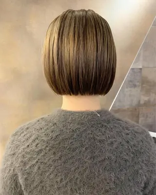 ショート カラー SAKINO． ベージュカラーのヘアスタイル