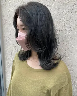 セミロング M. YURIのヘアスタイル