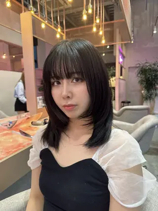 ミディアム 艶カラー✨レイヤー 𝐚𝐲𝐚𝐤𝐚のヘアスタイル