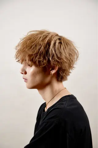 ミディアム カラー メンズ メンズフェザー毛流れ パーマASHU渋谷のヘアスタイル