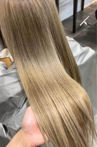 ロング カラー 岩谷/ブリーチ 🪽透明感カラーのヘアスタイル