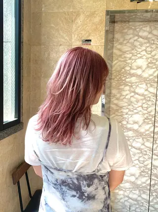 ミディアム カラー ヘアアレンジ マツエク・マツパ 🌟小顔レイヤー× 赤み消し透明感カラーのヘアスタイル