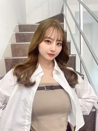 カラー 韓国🇰🇷トレンド レイヤーカット🩶のヘアスタイル