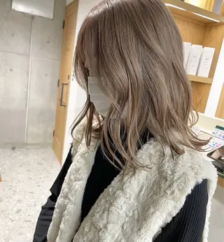 ミディアム カラー ブリーチカラーレイヤ ーカット🦋annaのヘアスタイル