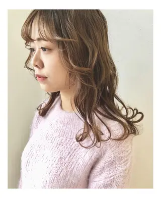 ミディアム カラー 岩田 萌那のヘアスタイル