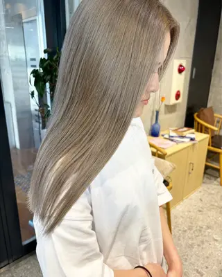 ロング カラー ブリーチカラーレイヤ ーカット🦋annaのヘアスタイル