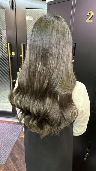 ロング カラー 紺野 愛美のヘアスタイル