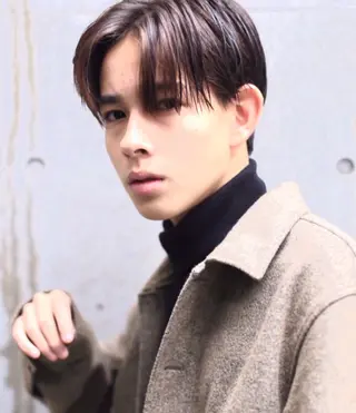 ミディアム AKI アキのヘアスタイル