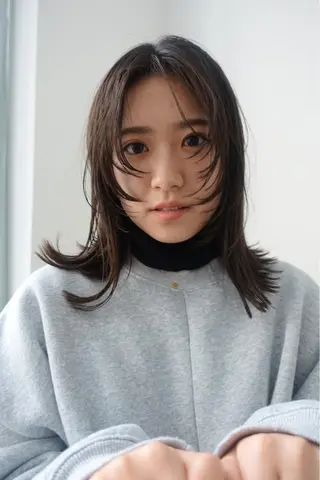 ミディアム カラー 💓パーマ，💗 レイヤーカットのヘアスタイル
