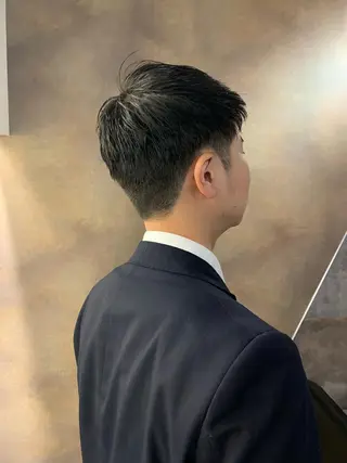 ショート メンズ SAKINO． ベージュカラーのヘアスタイル