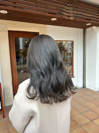 ロング カラー putri 川邉 優花のヘアスタイル