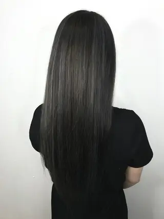 ロング 白髪ぼかし、髪質改善 富田隼仁のヘアスタイル