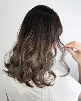 ミディアム カラー 手島 カミラのヘアスタイル