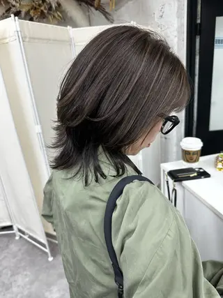 ミディアム riah  【リア】所属・瀧優華白髪ぼかし 大人レイヤー🩵のヘアスタイル