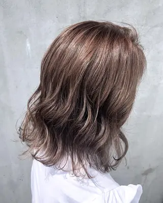 ミディアム カラー 佐藤 美聡のヘアスタイル