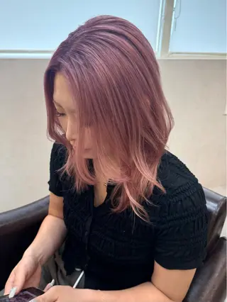 ミディアム カラー AKI 🐉のヘアスタイル