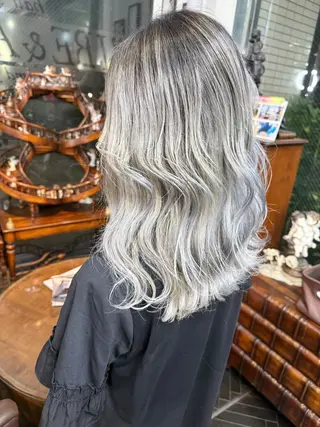 カラー モモカ/ハイトーン /バレイヤージュのヘアスタイル