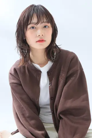 ミディアム HITOMI .のヘアスタイル