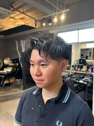 ショート パーマ メンズ SYUYA/パーマ/ センターパートのヘアスタイル