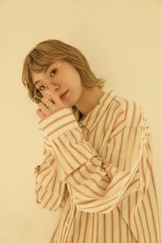 ミディアム カラー SAKINO． ベージュカラーのヘアスタイル