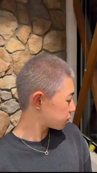 メンズ まろやかなベージュ 小池春樹のヘアスタイル