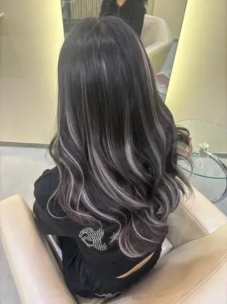 ロング ハイトーン YONIのヘアスタイル